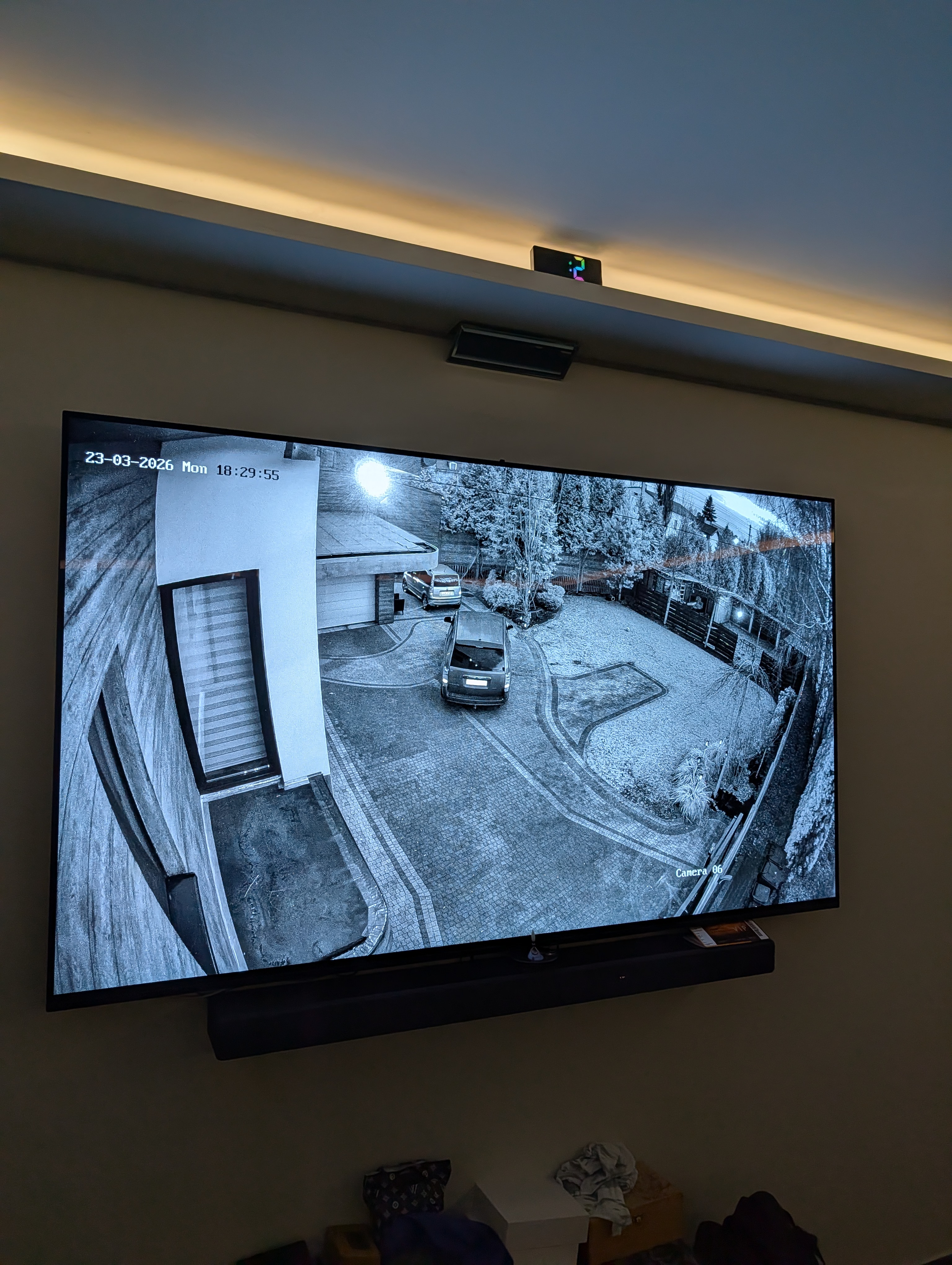 Ekran smart home na ścianie